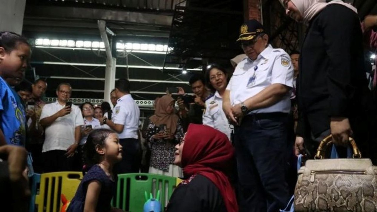 Menteri Pemberdayaan Perempuan dan Perlindungan Anak (PPPA) Arifah Fauzi menyapa seorang anak saat meninjau area bermain di Stasiun Yogyakarta, Jumat, 26 Desember 2025. (Foto: ANTARA/Luqman Hakim)