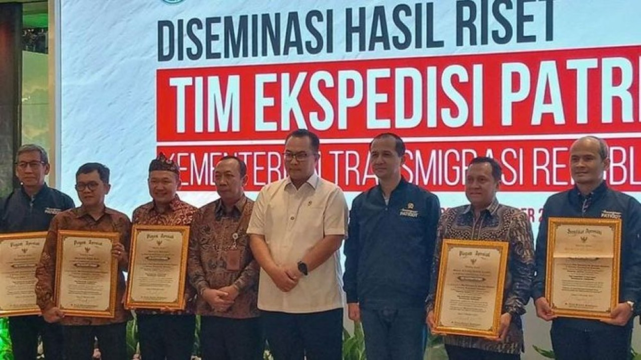 Kepala Badan Riset dan Inovasi Nasional (BRIN) Arif Satria (kelima dari kiri) dan Menteri Transmigrasi (Mentrans) M Iftitah Sulaiman Suryanagara (ketiga dari kanan) menghadiri Diseminasi Hasil Riset dan Rekomendasi Kebijakan Tim Ekspedisi Patriot Tahun 2025 di Jakarta, Selasa 23 Desember 2025. (Foto: ANTARA/Uyu Septiyati Liman)