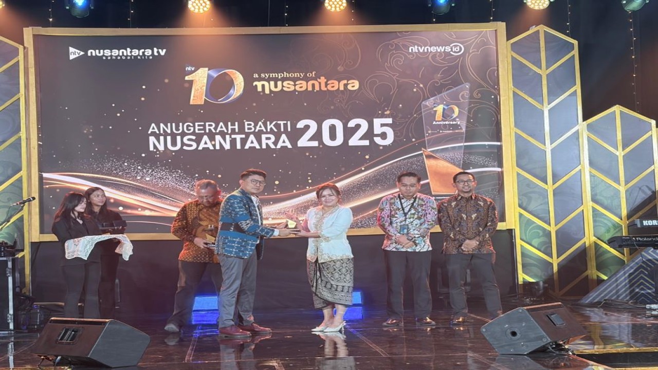 Direktur Utama PT Oxytane Mitra Indonesia Syofi Raharja menerima penghargaan Anugerah Bakti Nusantara (ABN) 2025 yang diserahkan oleh Pemimpin Redaksi Nusantara TV Abraham Silaban