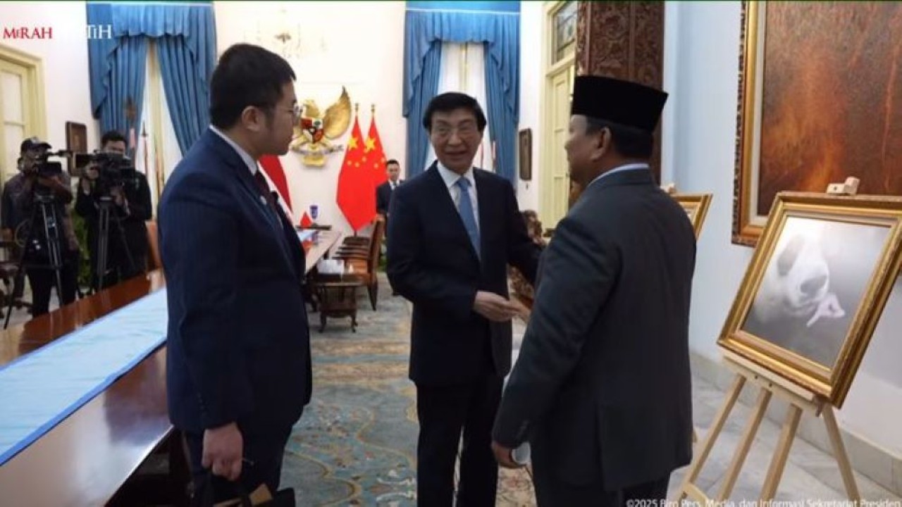 Prabowo tunjukan foto Panda di Indonesia ke Ketua MPR China (Istimewa)