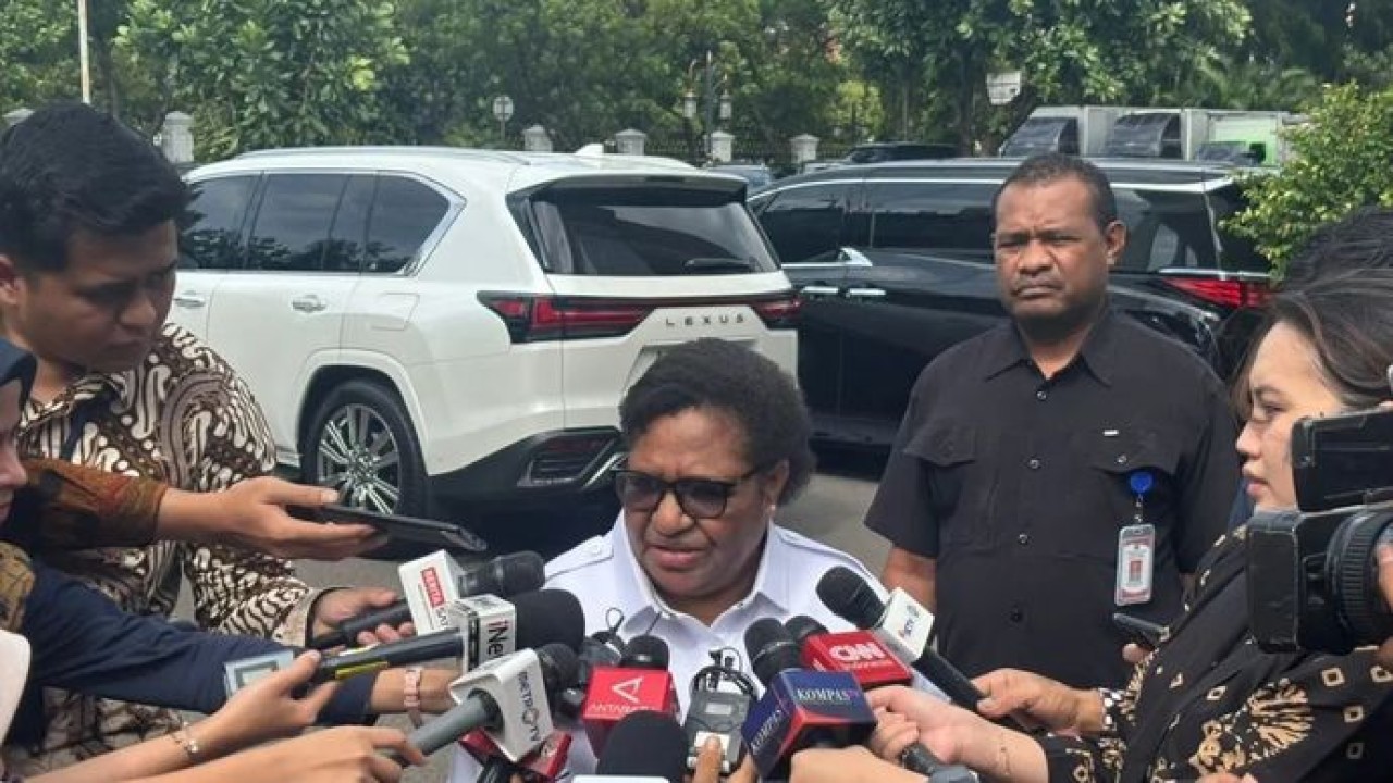 Wakil Menteri Dalam Negeri (Wamendagri) Ribka Haluk memberikan keterangan pers di Istana Kepresidenan Jakarta, Selasa, 16 Desember 2025. ANTARA/Mentari Dwi Gayati (Antara)