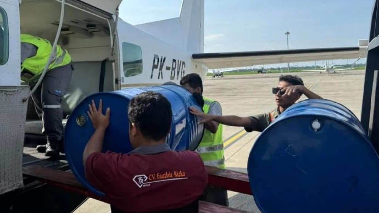 Arsip-Pertamina pasok BBM ke Aceh Tengah lewat udara menggunakan pesawat perintis menyusul jalur darat terputus akibat banjir dan tanah longsor. (ANTARA/HO-Humas Pertamina) (Antara)