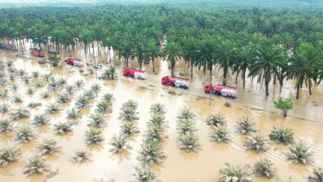 Truk Tangki Pertamina menembus lokasi banjir di wilayah Aceh Tamiang. (Dok. Badan Komunikasi Pemerintah)