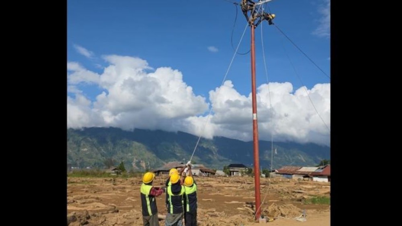 PLN terus berupaya memulihkan listrik di wilayah bencana di Sumatra.