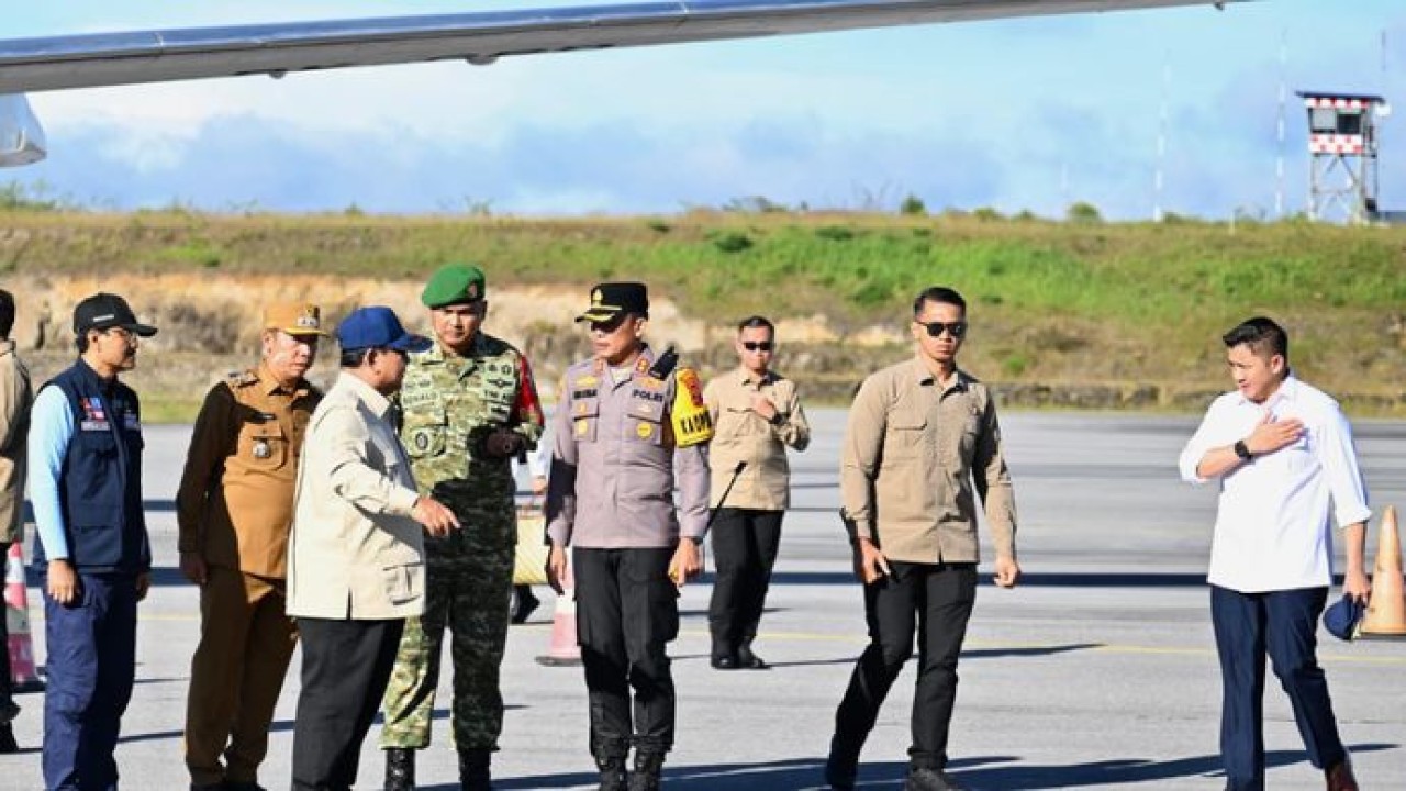 Presiden Prabowo Subianto tiba di Kabupaten Tapanuli Tengah, Provinsi Sumatra Utara (Setpres)