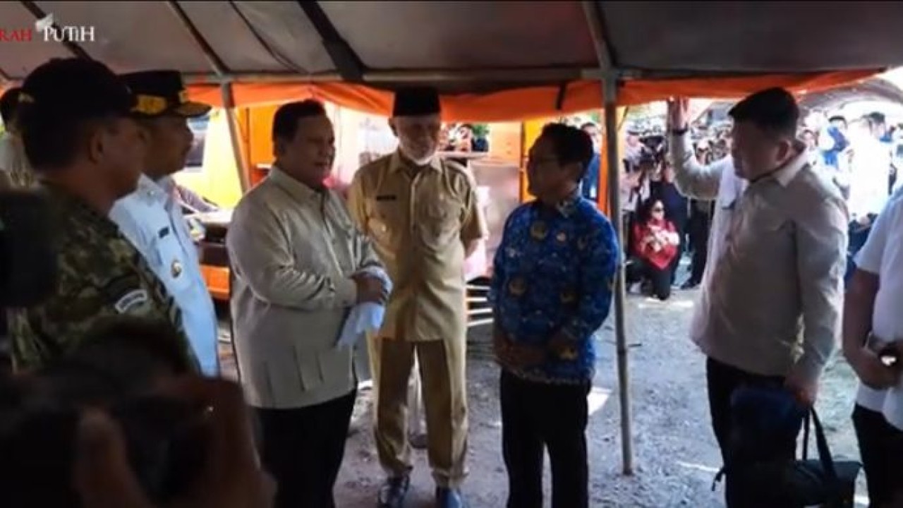Presiden Prabowo Subianto menyambangi pengungsi banjir di Kabupaten Padang Pariaman, Sumatera Barat (Sumbar) Presiden Prabowo Subianto menyambangi pengungsi banjir di Kabupaten Padang Pariaman, Sumatera Barat (Sumbar) (Setpres)