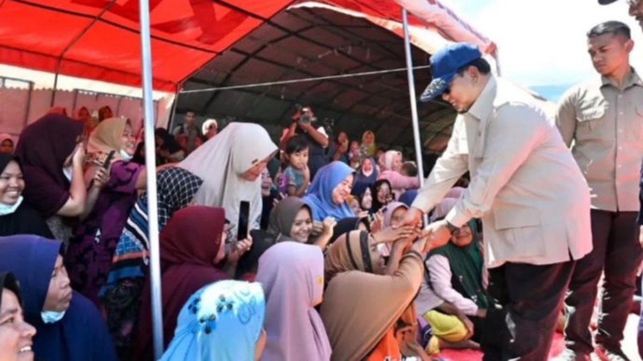 Presiden Prabowo Subianto melakukan meninjau lokasi terdampak banjir di Kutacane, Kabupaten Aceh Tenggara, Aceh, Senin 1 Desember 2025. ANTARA/Instagram/@Sekretariat.kabinet (Antara)