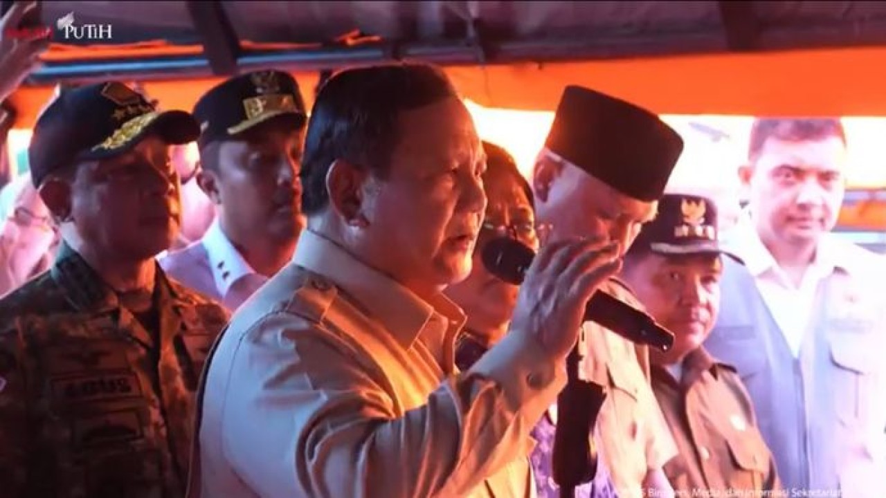 Presiden Prabowo Subianto menyambangi pengungsi banjir di Kabupaten Padang Pariaman, Sumatera Barat (Sumbar) Presiden Prabowo Subianto menyambangi pengungsi banjir di Kabupaten Padang Pariaman, Sumatera Barat (Sumbar) (Setpres)