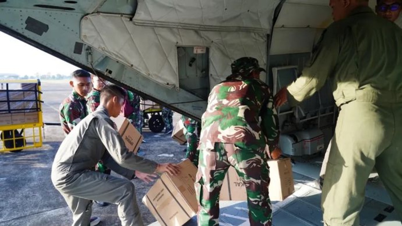 Bantuan logistik berisi makanan serta obat-obatan bagi warga yang terdampak bencana sumatera (Istimewa)
