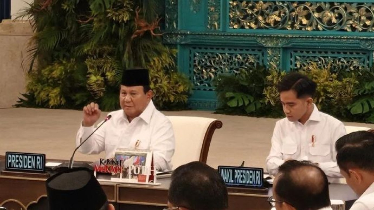 Presiden Prabowo Subianto (kiri) memberi arahan dalam sidang kabinet paripurna di Istana Negara, Jakarta, Senin 15 Desember 2025. ANTARA/Fathur Rochman (Antara)