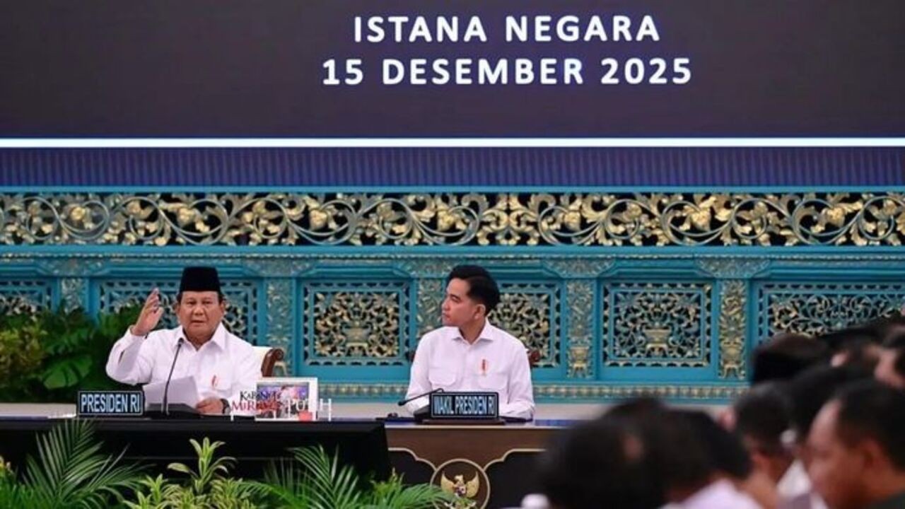 Presiden Prabowo Subianto memimpin Sidang Kabinet Paripurna bersama para pejabat Kabinet Merah Putih di Istana Negara, Jakarta, Senin 15 Desember 2025. ANTARA/HO-Biro Pers Sekretariat Presiden (Antara)
