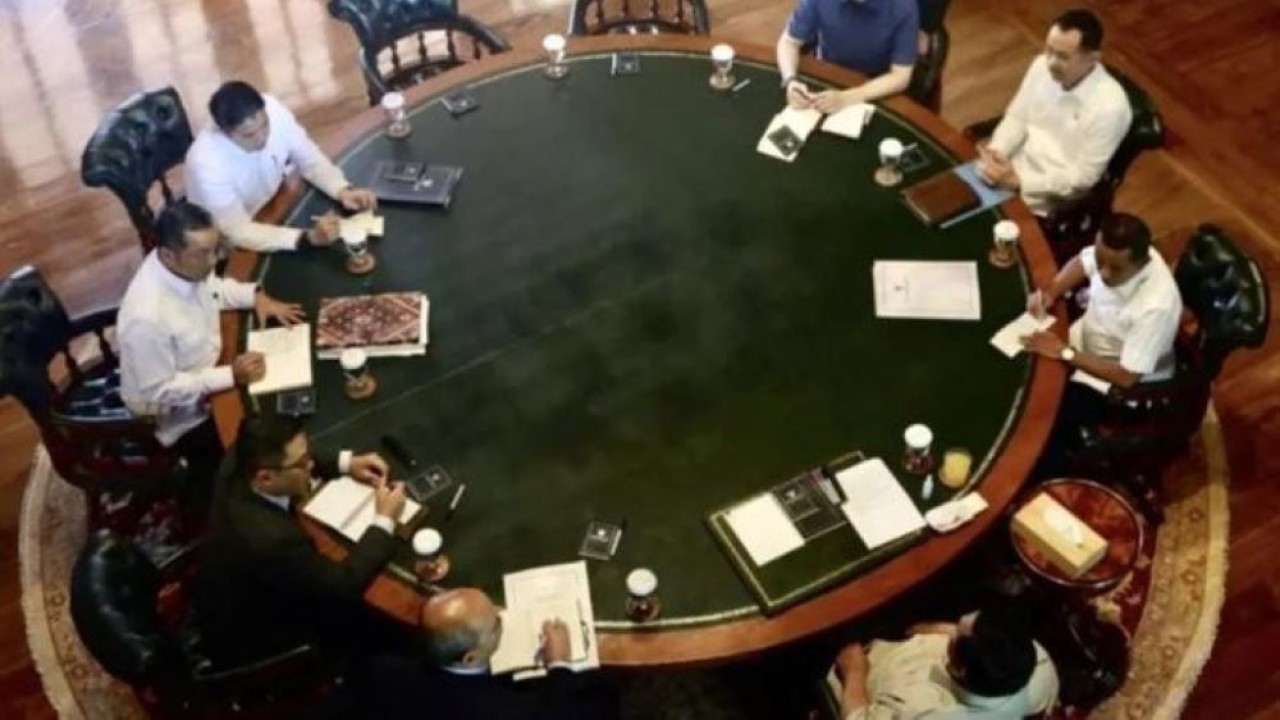 Presiden Prabowo Subianto menerima laporan dari jajaran menteri mengenai berbagai isu, termasuk perkembangan pembangunan kampung haji Indonesia dalam rapat terbatas di kediaman pribadi Presiden, Bukit Hambalang, Kabupaten Bogor, Jawa Barat, Selasa 23 Desember 2025. ANTARA/HO-BPMI Sekretariat Presiden. (Antara)