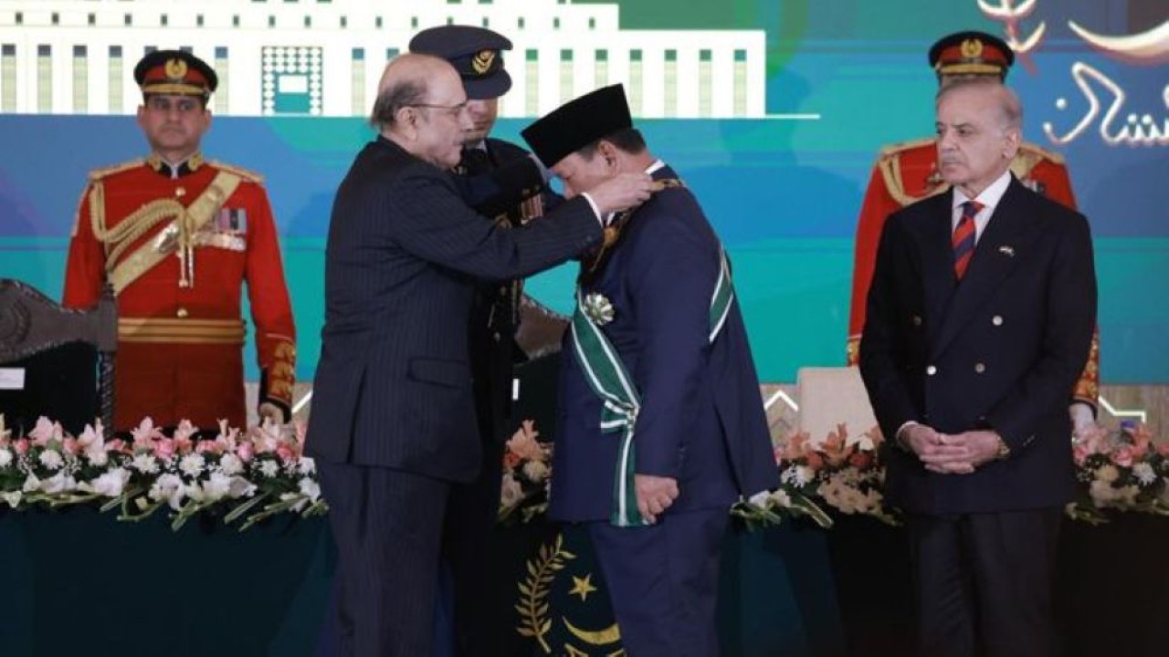 Presiden Pakistan Asif Ali Zardari didampingi Perdana Menteri Pakistan Shehbaz menyematkan langsung bintang kehormatan tertinggi Nishan-e-Pakistan kepada Presiden Prabowo Subianto. (Foto: Setpres)