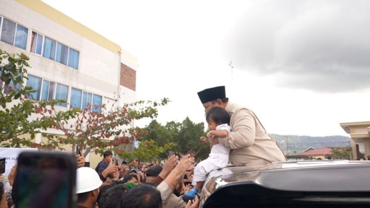 Presiden Prabowo Subianto menggendong balita. (Foto: Istimewa)