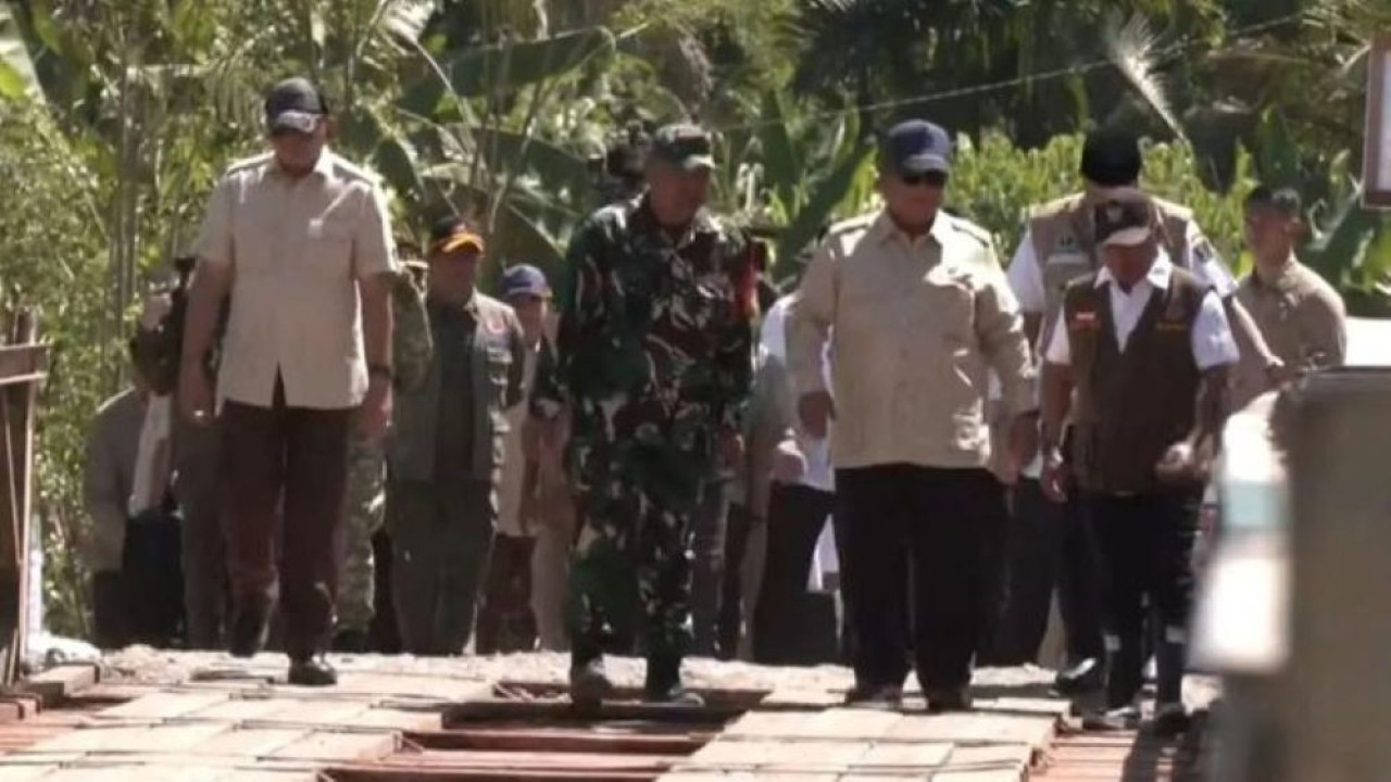 Presiden Prabowo Subianto (dua kanan) meninjau pembangunan Jembatan Bailey Mantuang di Padang Pariaman, Sumatra Barat, Kamis 18 Desember 2025. (Foto: ANTARA/HO-Youtube Sekretariat Presiden)