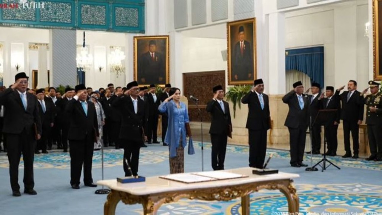 Presiden Prabowo Subianto secara resmi melantik enam duta besar luar biasa dan berkuasa penuh (LBBP) Republik Indonesia yang akan bertugas di Aljazair, Papua Nugini, Korea Utara, Slowakia, Thailand, dan Jepang. (Foto: Tayangan Youtube Setpres)
