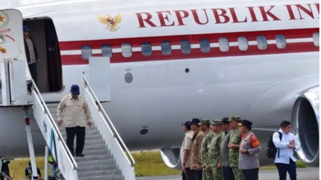 Presiden Prabowo Subianto tiba di Bandara Internasional Silangit, Kabupaten Tapanuli Utara, Sumatra Utara. (Foto: Antara)