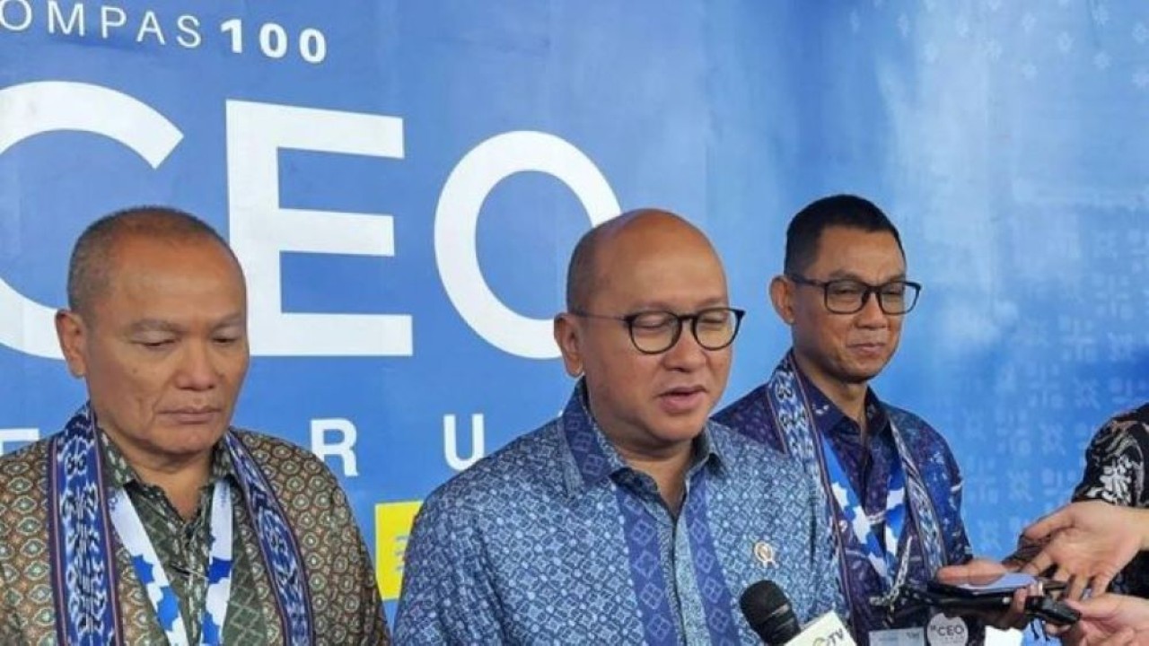 CEO Badan Pengelola Investasi Daya Anagata Nusantara (Danantara Indonesia) Rosan Perkasa Roeslani (tengah) di sela-sela acara Kompas100 CEO Forum di Indonesia Convention Center (ICE) BSD, Tangerang Selatan, Rabu 26 November 2025. ANTARA/Arnidhya Nur Zhafira/am. (Antara)