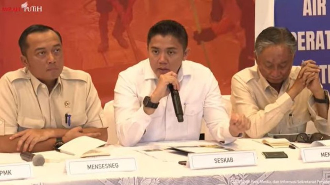 Sekretaris Kabinet Teddy Indra Wijaya (Tengah). (Foto: Youtube Sekretariat Presiden)