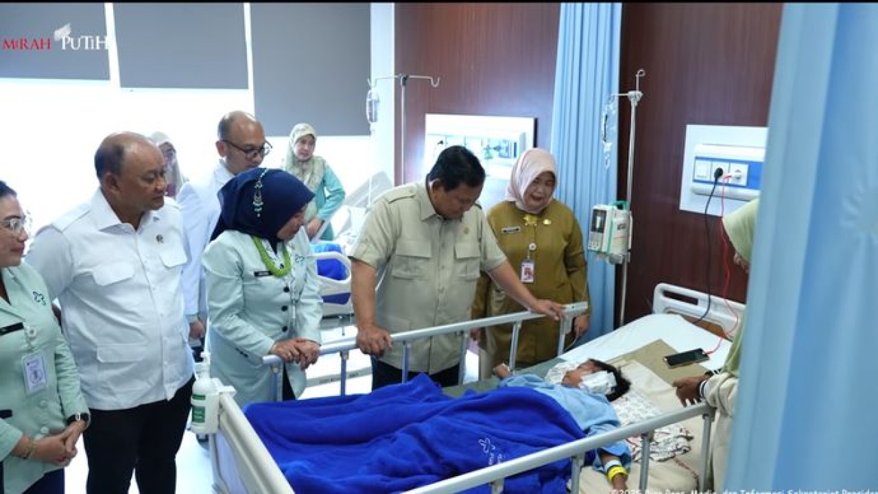 Prabowo Subianto Jenguk Siswa dan Gueu SDN Kalibaru 01 Cilincing di RS Koja Jakarta (Istimewa)