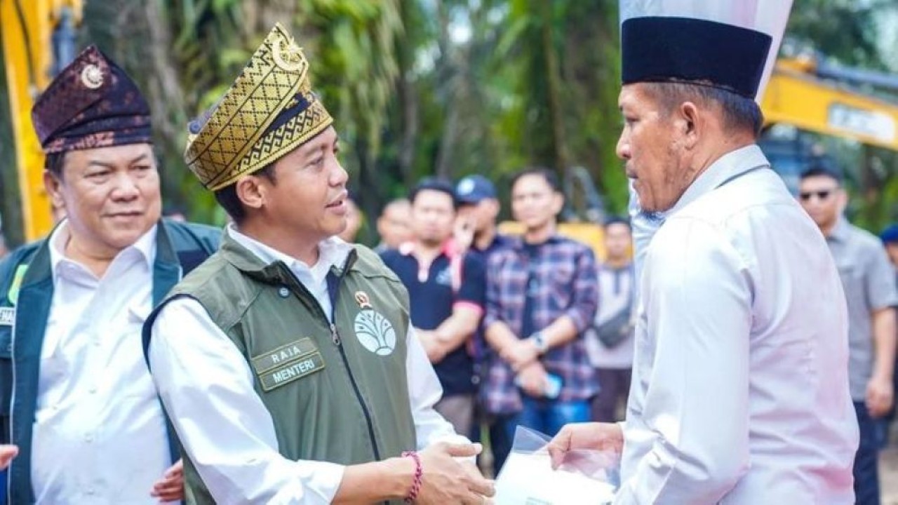 Menhut Raja Juli Antoni (kiri) dalam penyerahan SK bagi warga yang direlokasi dari TN Tesso Nilo di Desa Bagan Limau, Kabupaten Palalawan, Riau. (Foto: Antara)