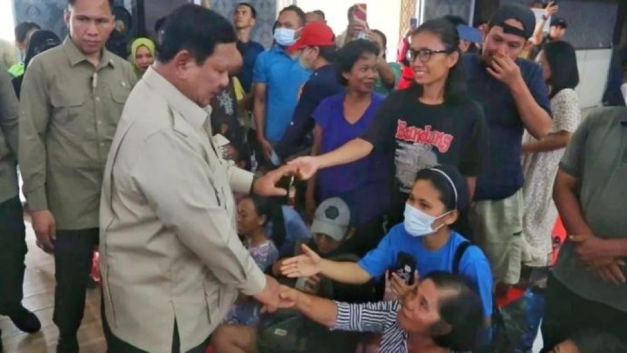 Presiden Prabowo Subianto menyalami warga terdampak bencana di Tapanuli Tengah (Tapteng), Sumatera Utara, Senin 1 Desember 2025. ANTARA/HO-Tim Media Presiden Prabowo. (Antara)