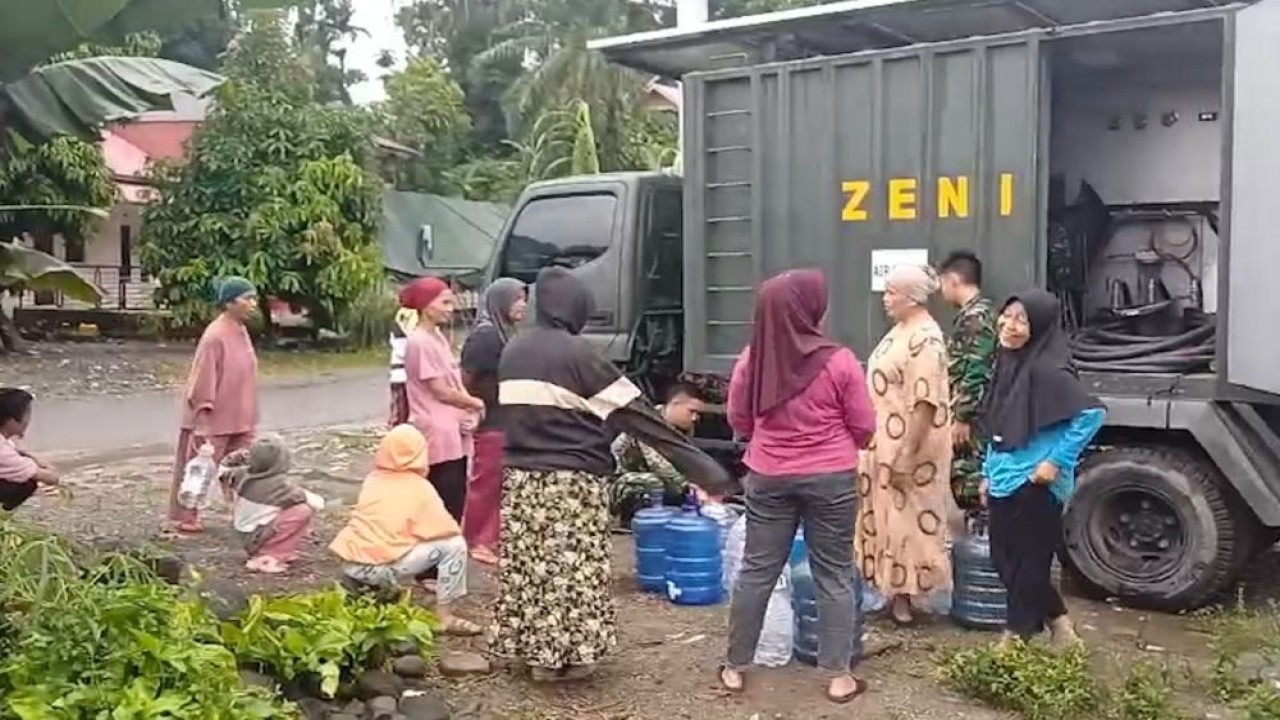 TNI menurunkan kendaraan khusus reverse osmosis untuk memenuhi kebutuhan air bersih di Kecamatan Palembayan, Agam, Sumatra Barat. (Foto: Istimewa)