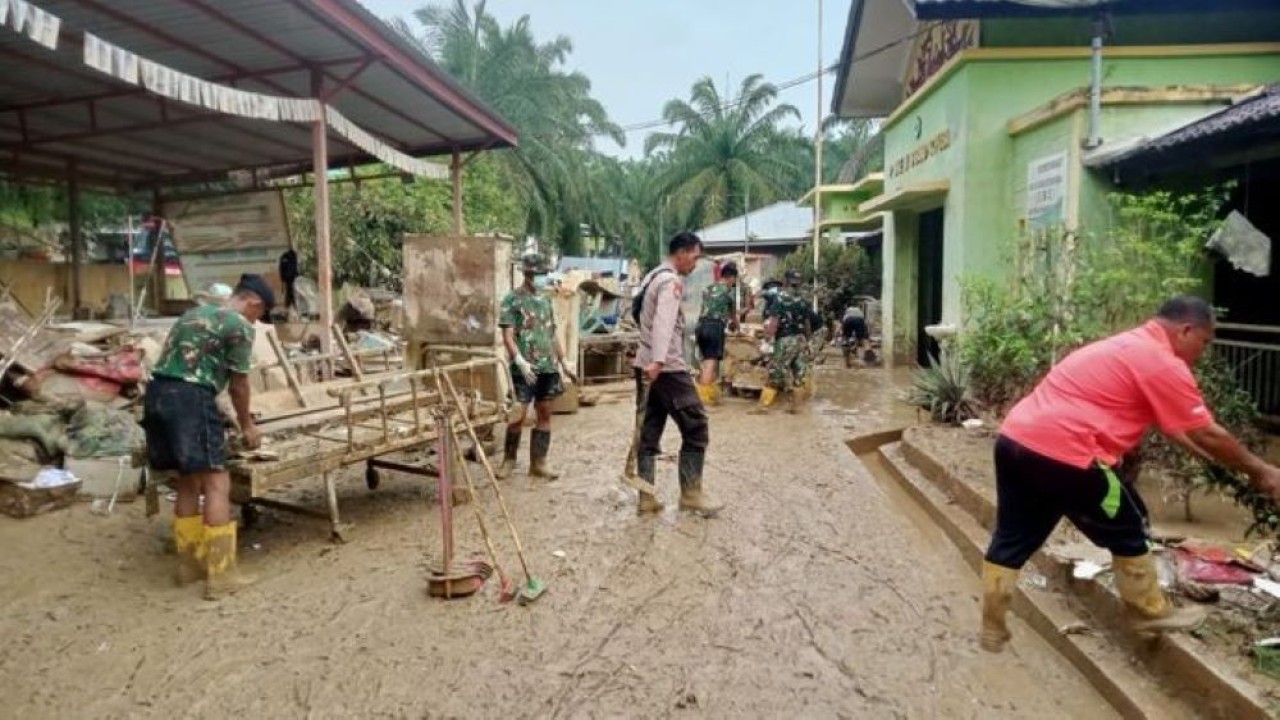 Pembersihan sekolah-sekolah terdampak bencana di wilayah Sumatra terus dikebut dengan dukungan TNI, Polri, Kementerian Pekerjaan Umum (PU), dan kementerian terkait lainnya.