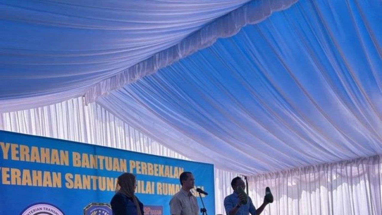 Menteri Transmigrasi Muhammad Iftitah Sulaiman Suryanagara didampingi pakar wirausaha UGM Rika Fatimah dan Kepala Desa Jambu, Kabupaten Kendiri menyampaikan program transmigrasi lokal di Tanjung Banun, Kota Batam, Kepri, 21 Desember 2025. (Foto: ANTARA/Laily Rahmawaty)