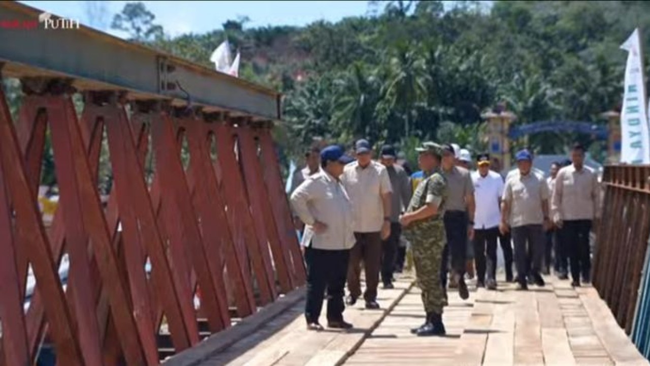 Prabowo Subianto melakukan peninjauan ke Jembatan Bailey Sungai Garoga di Kabupaten Tapanuli Selatan, Sumatera Utara (Istimewa)