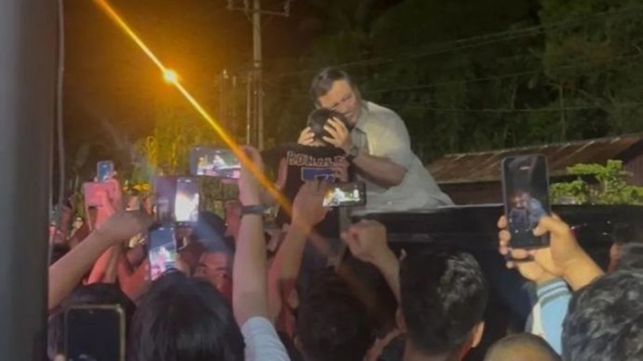 Presiden Prabowo Subianto memeluk anak kecil dari atas mobil di posko pengungsian Batu Hula, Batang Toru, Tapanuli Selatan, Sumatera Utara, Kamis, 1 Januari 2026. ANTARA/Fathur Rochman (Antara)