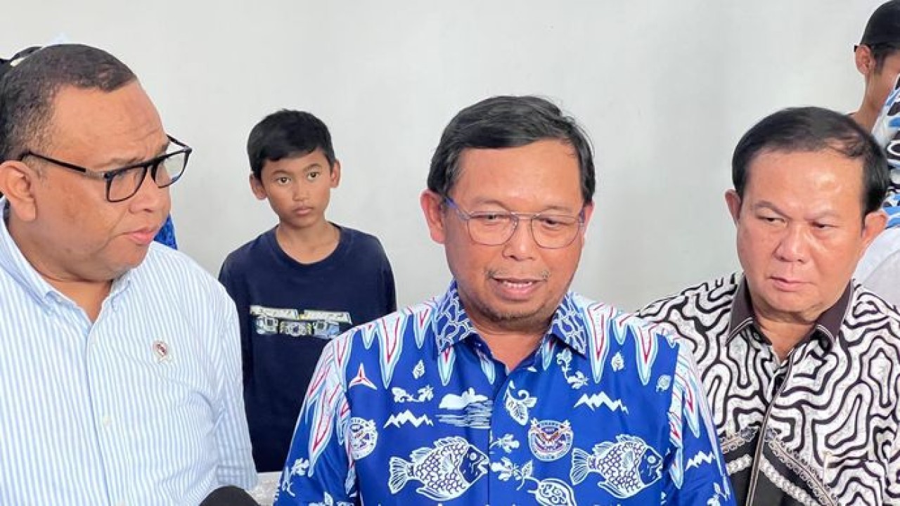 Sekjen DPP Partai Demokrat Herman Khaeron (tengah)/NTVNews.id