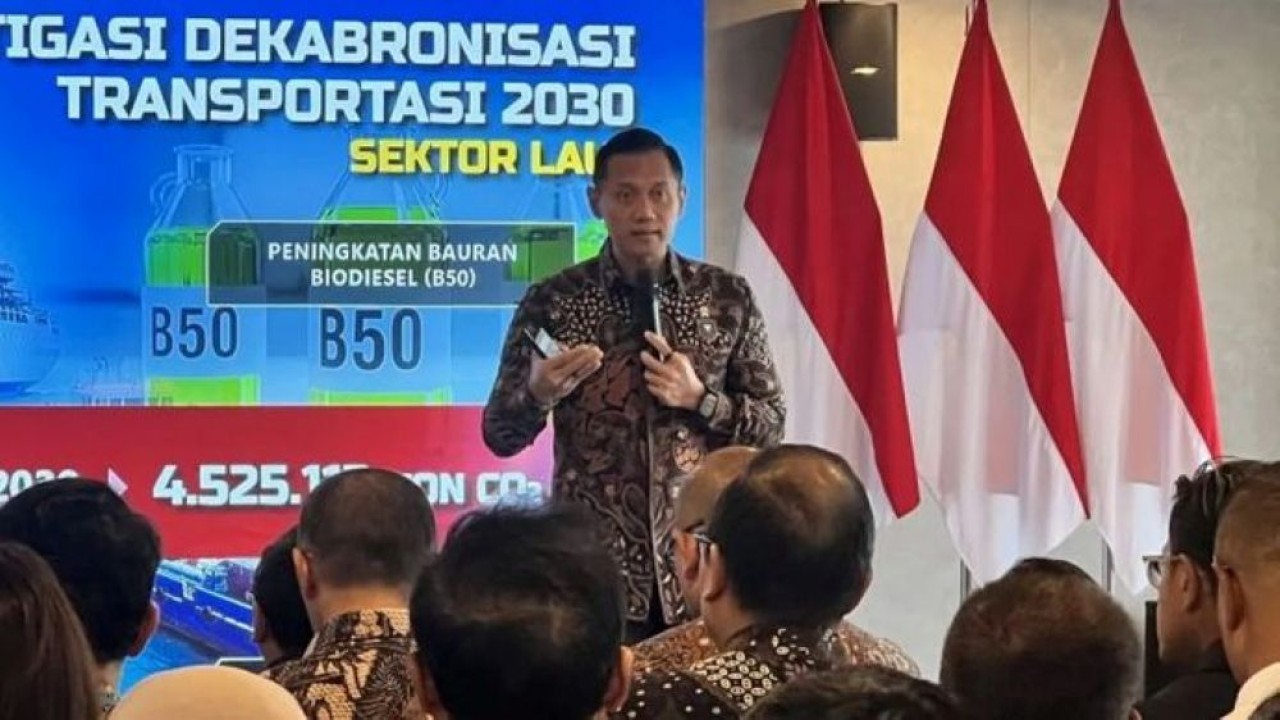 Menteri Koordinator Bidang Infrastruktur dan Pembangunan Kewilayahan Agus Harimurti Yudhoyono (AHY) ketika membuka acara "Town Hall Meeting: Akselerasi Dekarbonisasi Transportasi" di Kantor Kementerian Koordinator Bidang Infrastruktur dan Pembangunan Kewilayahan, Jakarta, Senin, 26 Januari 2026. (Foto: ANTARA/Putu Indah Savitri)