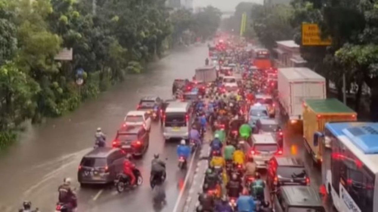 Banjir di Kawasan Cawang membuat lalu lintas macet (Foto: Instagram)