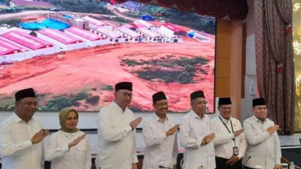 Mensos Saifullah Yusuf (tengah) dalam konferensi pers Refleksi Akhir Tahun Kemensos 2025 di Jakarta, Rabu 31 Desember 2025. ANTARA/Lintang Budiyanti Prameswari. (Antara)
