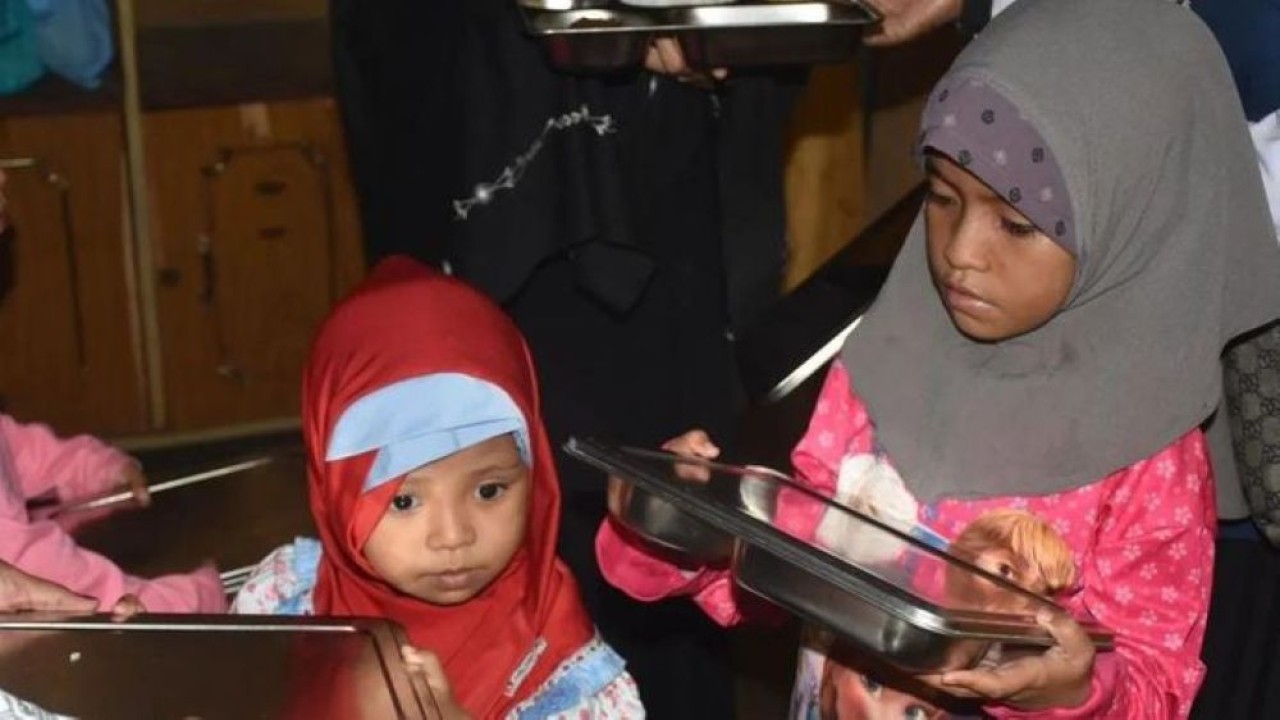 Dua orang balita tengah menerima Makan Bergizi Gratis (MBG) yang diberikan ke rumah oleh petugas penyuluh Badan Kependudukan dan Keluarga Berencana Nasional (BKKBN). (Foto: ANTARA/HO-Kemendukbangga/BKKBN)