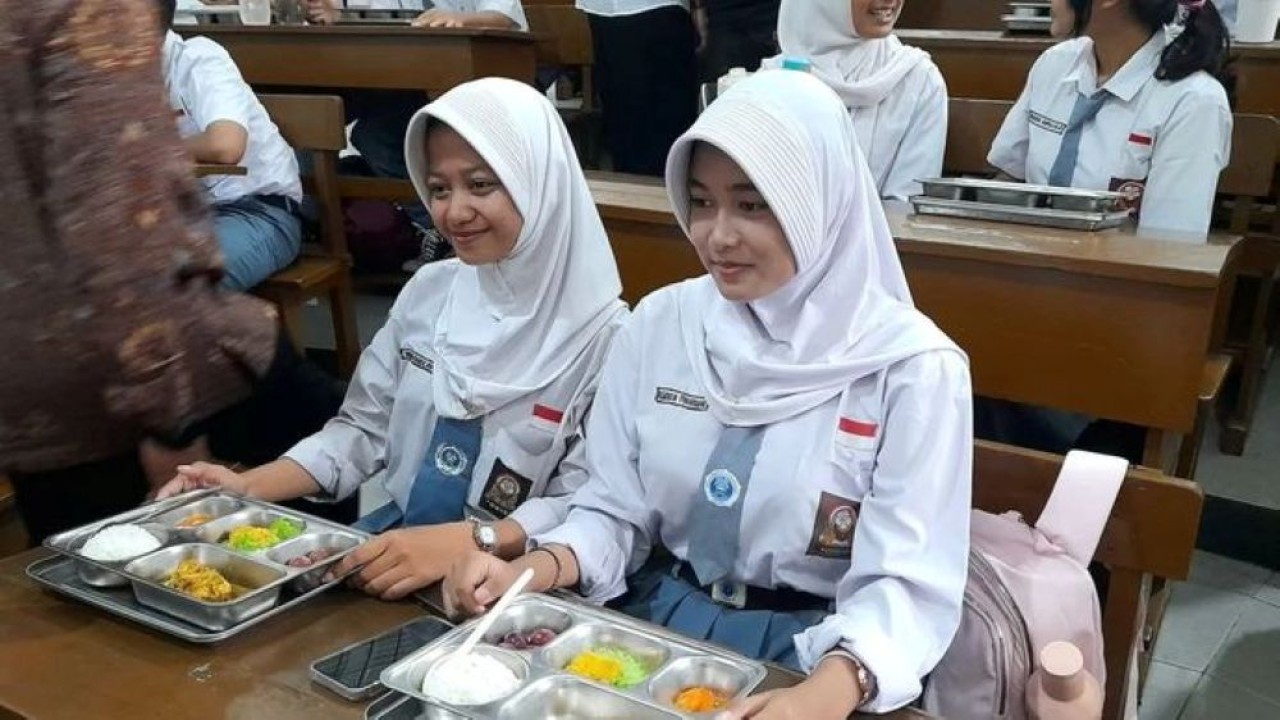Siswi SMK Negeri 1 Jakarta menerima Makan Bergizi Gratis (MBG) untuk pertama kalinya pada Kamis, 8 Januari 2026, setelah libur semester. (Foto: ANTARA/Lintang Budiyanti Prameswari)