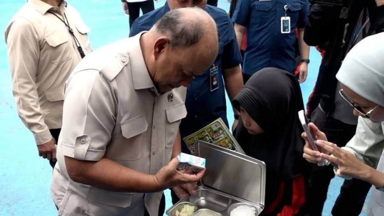 Kepala Badan Gizi Nasional (BGN) Dadan Hindayana (kiri) berdialog dengan siswa dalam peninjauan ke SDN 01 Kalibaru, Cilincing, Jakarta Utara, Kamis, 8 Januari 2026. ANTARA/Pradanna Putra Tampi (Antara)