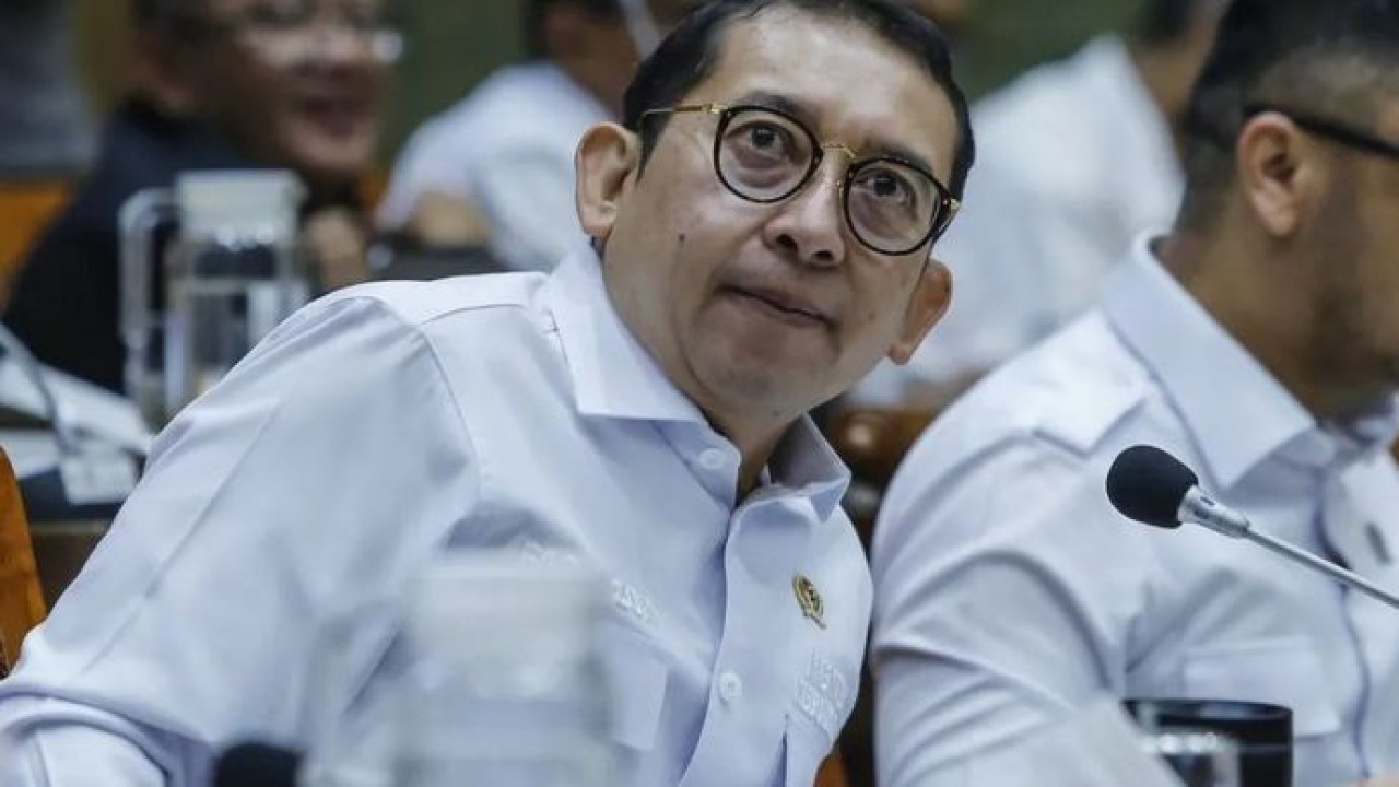 Menteri Kebudayaan Fadli Zon (kiri) bersama Wakil Menteri Kebudayaan Giring Ganesha (kanan) mengikuti rapat kerja dengan Komisi X DPR di Kompleks Parlemen, Senayan, Jakarta, Rabu, 21 Januari 2026. Rapat tersebut membahas rencana kerja strategis tahun anggaran 2026 dan pembahasan buku sejarah Indonesia. ANTARA FOTO/Asprilla Dwi Adha/bar (Antara)