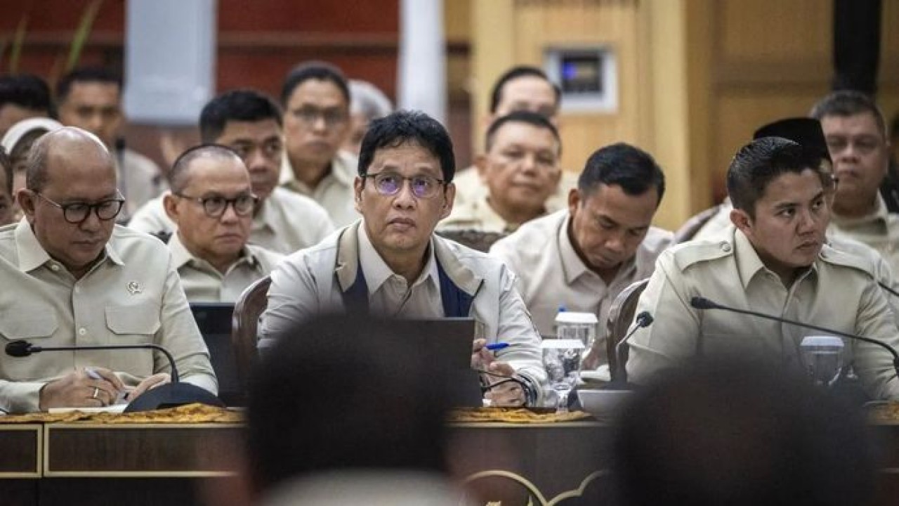 Sekretaris Kabinet Teddy Indra Wijaya (kanan) bersama Menteri Keuangan Purbaya Yudhi Sadewa (tengah) dan Menteri Investasi dan Hilirisasi/Kepala BKPM sekaligus CEO Badan Pengelola Investasi (BPI) Daya Anagata Nusantara (Danantara) Rosan Roeslani (kir (Antara)