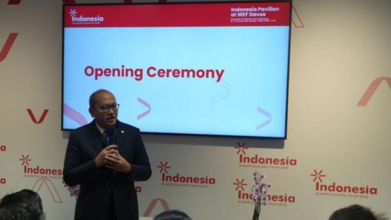 Menteri Investasi dan Hilirisasi/Kepala BKPM Rosan Roeslani berbicara saat pembukaan Pavilliun Indonesia di WEF 2025, Davos, Swiss. ANTARA/HO-BKPM. (Antara)
