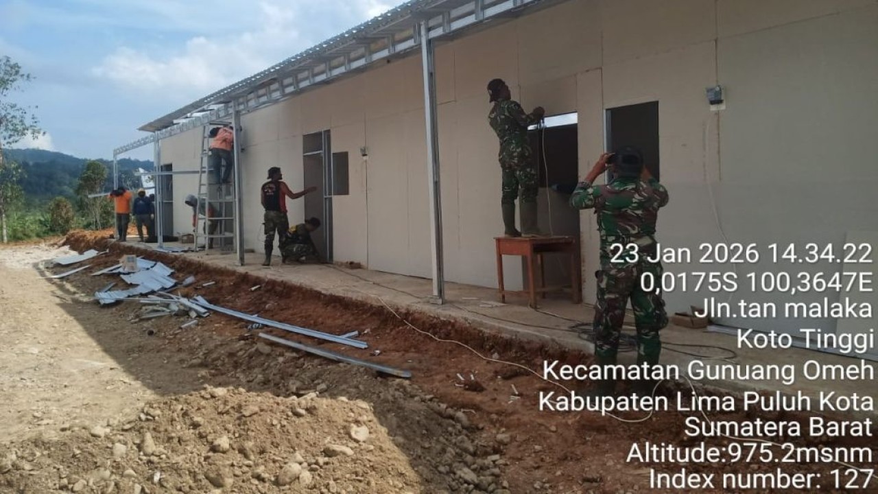 Pembangunan huntara berjalan serentak di delapan lokasi dengan bantuan personel Kodam XX/Tuanku Imam Bonjol. (Foto: Dok/Istimewa)