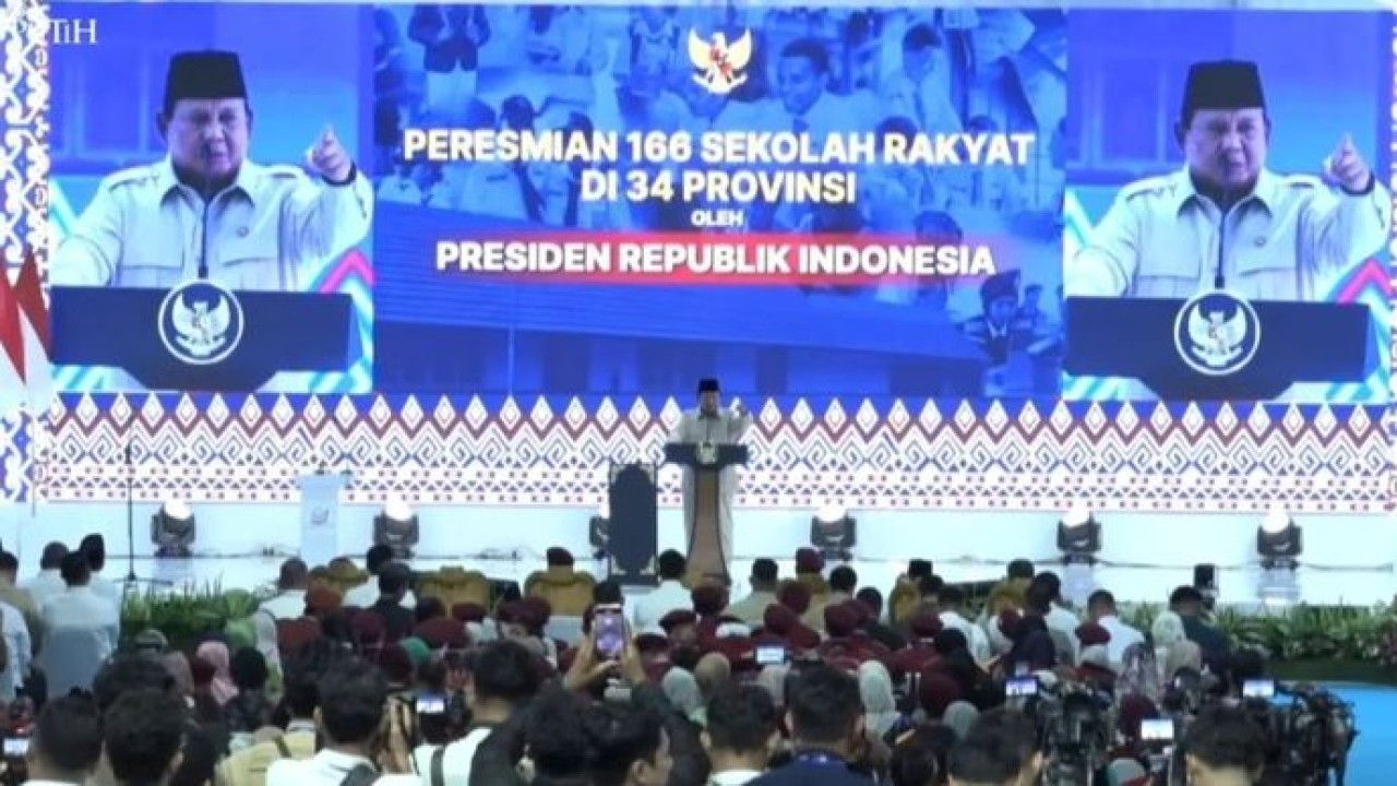 Presiden RI Prabowo Subianto berpidato dalam agenda peresmian operasional 166 Sekolah Rakyat, bertempat di Sekolah Rakyat Terpadu (SRT) 9 Kota Banjarbaru, Kalimantan Selatan, Senin, 12 Januari 2026. ANTARA/HO-Sekretariat Presiden. (Antara)