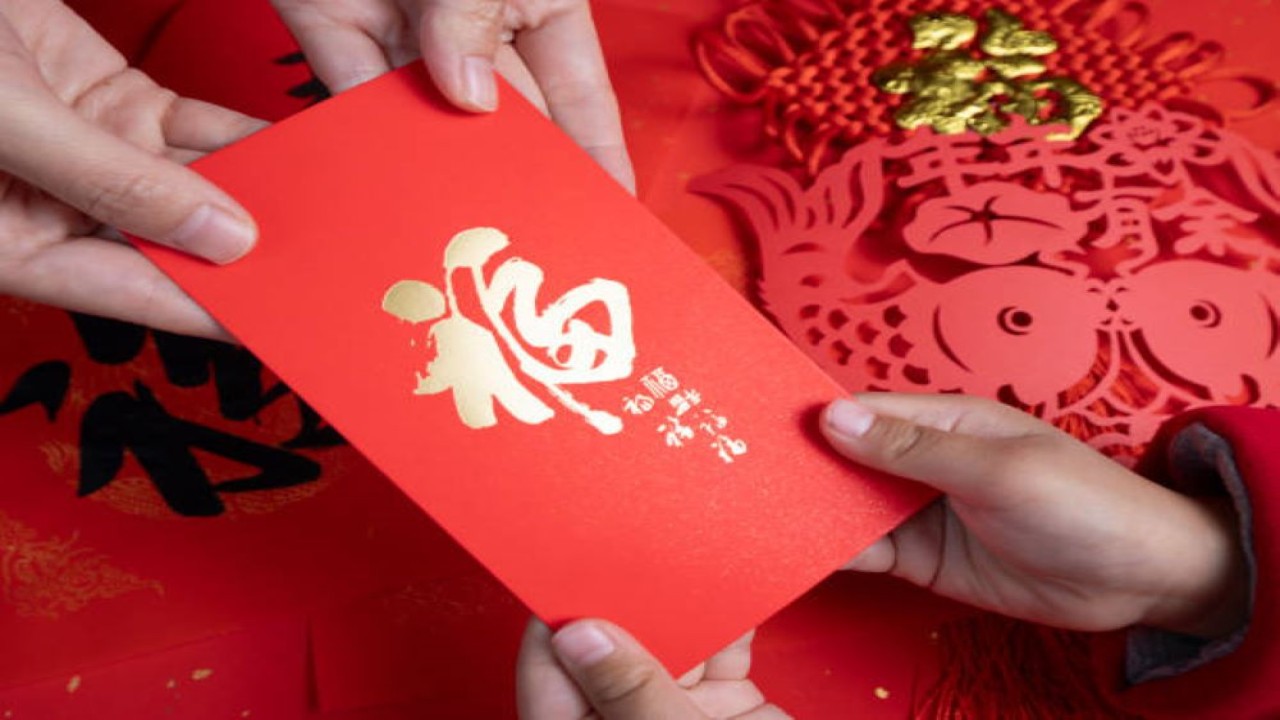 Ilustrasi angpao Imlek, simbol keberuntungan dan rezeki yang melimpah di Tahun Kuda Api 2026.