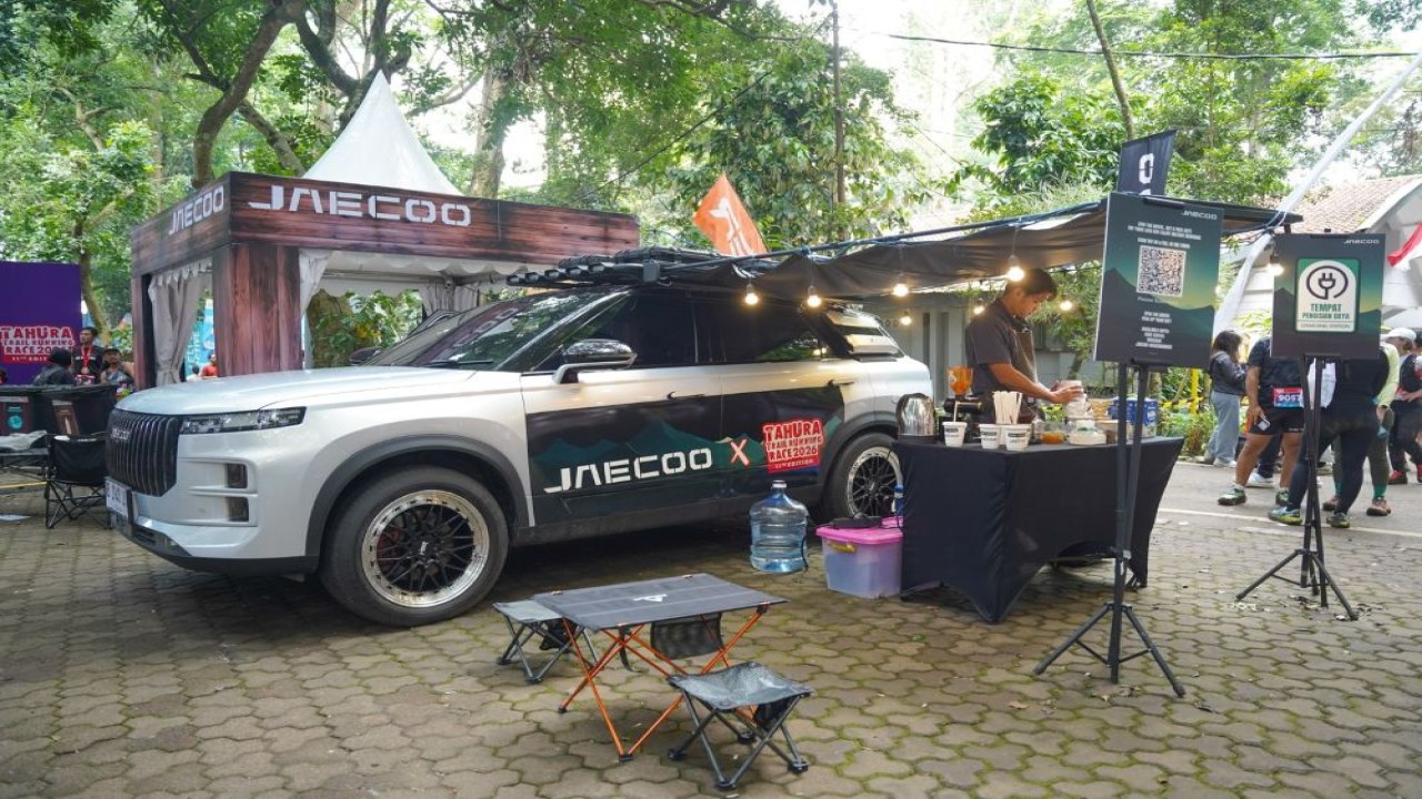 JAECOO J7 SHS-P Discover Edition yang berperan sebagai pemasok listrik bagi booth JAECOO di Tahura Trail Run 2026 melalui fitur Vehicle-to-Load (V2L). (Foto: Istimewa/JAECOO Indonesia)