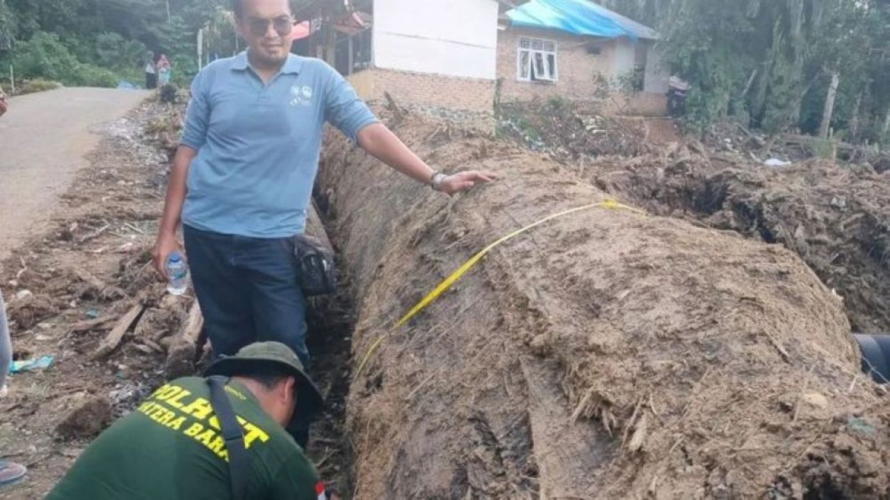 Tim terpadu sedang mengukur kayu hanyutan di lokasi bencana banjir bandang di Salareh Aia, Kecamatan Palembayan, Kabupaten Agam, Rabu, 14 Januari 2026. (Foto: ANTARA/Yusrizal)