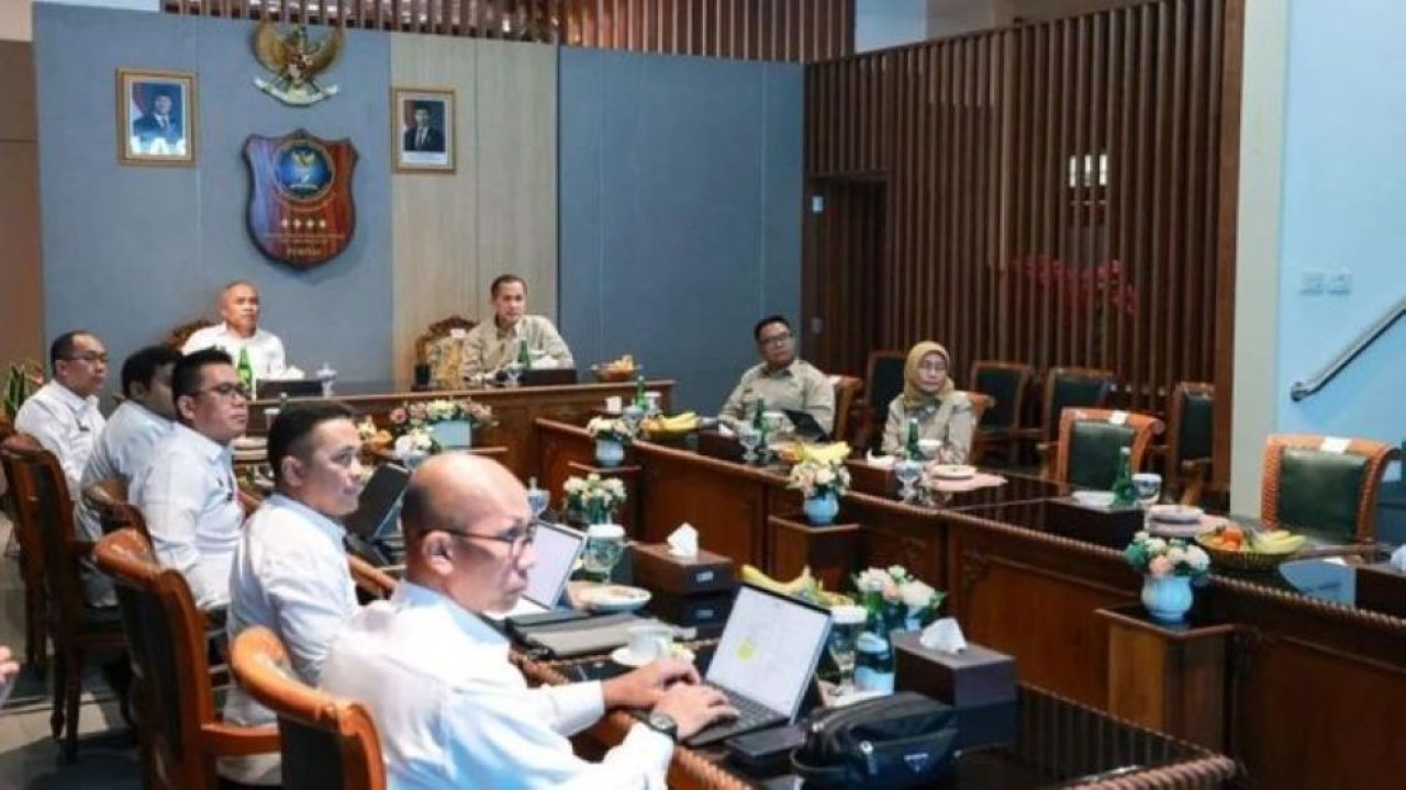 Menteri Transmigrasi (Mentrans) M. Iftitah Sulaiman Suryanagara (kanan) dan Kepala BSSN Letjen (Purn) Nugroho Sulistyo Budi (kiri) menjalin kerja sama penyediaan sarana digital untuk Kampus Patriot. (Foto: ANTARA/HO-Kementrans)
