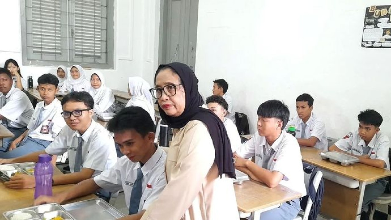 Wakil Kepala BGN Nanik Sudaryati Deyang berbincang dengan salah satu siswa SMK Negeri 1 Jakarta pada Kamis, 8 Januari 2026 pada penyaluran MBG hari pertama di sekolah tahun 2026. ANTARA/Lintang Budiyanti Prameswari. (Antara)