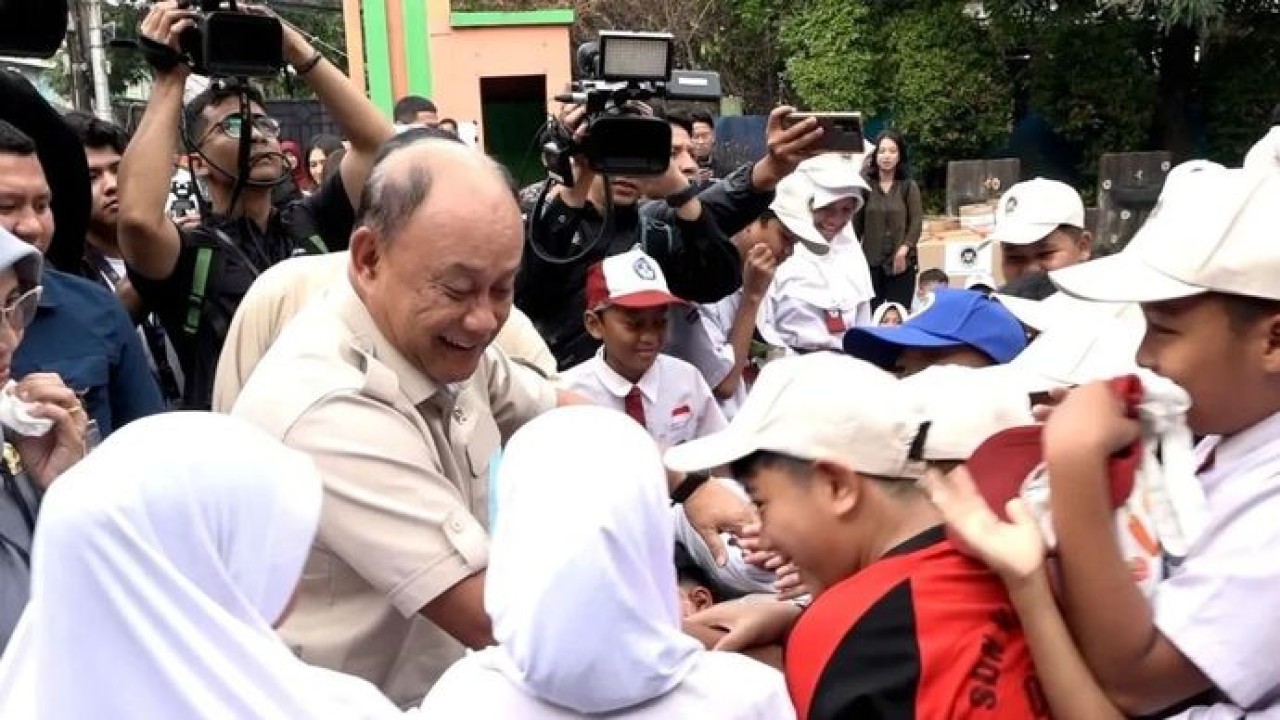Kepala BGN Dadan Hindayana bercengkerama dengan siswa dalam peninjauan SDN 01 Kalibaru, Cilincing, Jakarta Utara, Kamis, 8 Januari 2026 ANTARA/ Pradanna Putra Tampi (Antara)