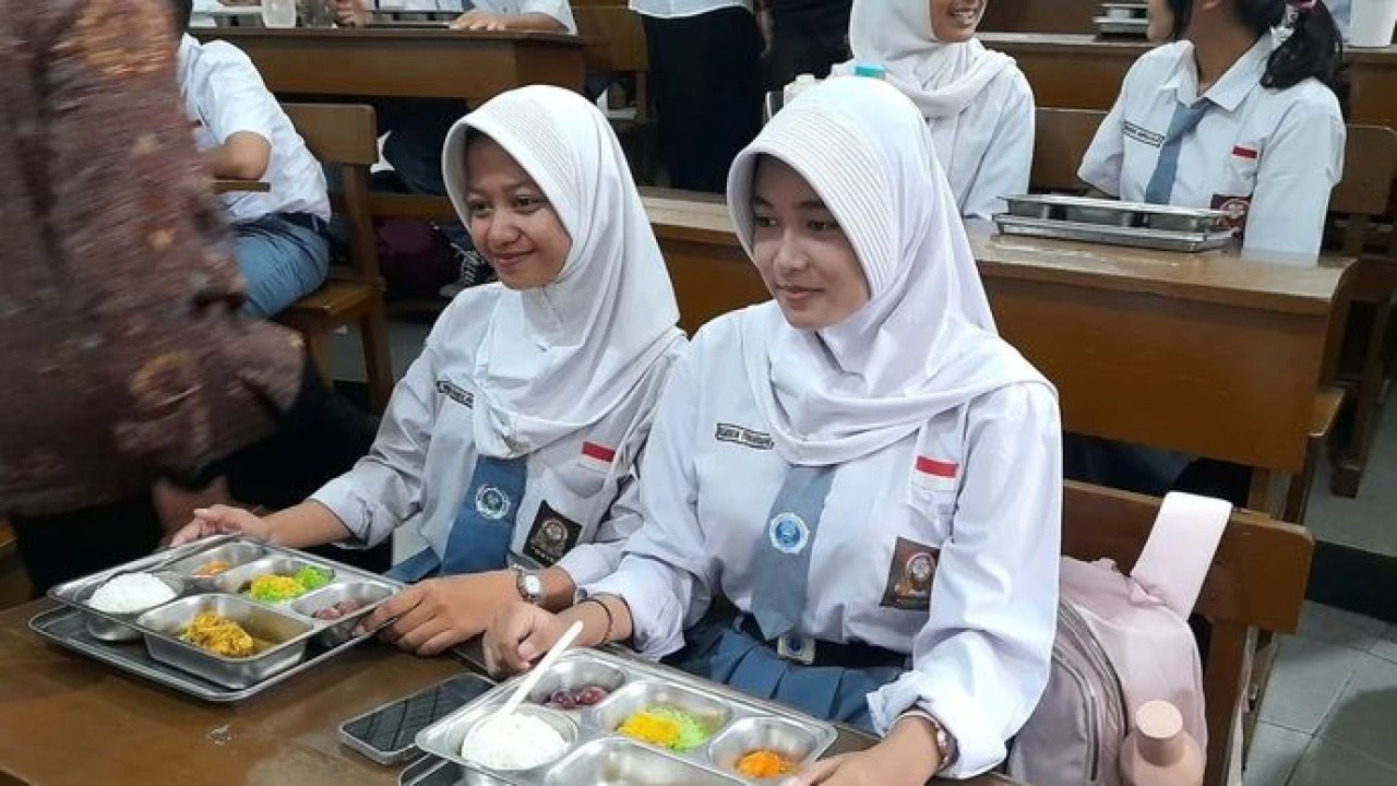 Siswi SMK Negeri 1 Jakarta menerima Makan Bergizi Gratis (MBG) untuk pertama kalinya pada Kamis, 8 Januari 2026, setelah libur semester. ANTARA/Lintang Budiyanti Prameswari. (Antara)